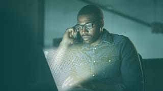 Los consumidores afroamericanos y latinos tienen una probabilidad más alta de perder dinero en estafas digitales, según revela un estudio de Consumer Reports