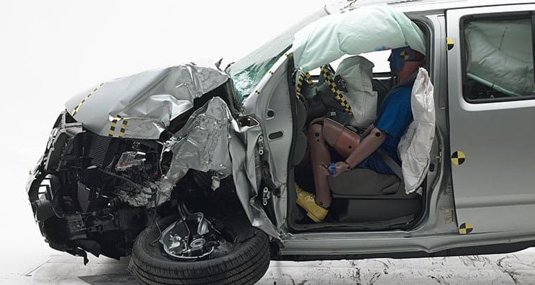 Nissan Frontier crash test by IIHS