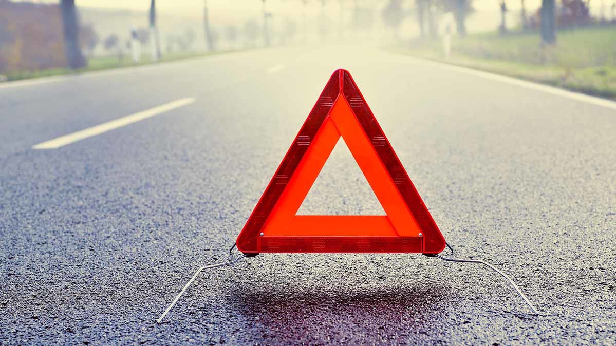 triángulo de peligro para una emergencia en la carretera