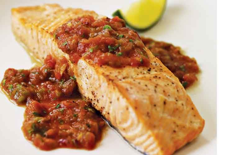 Salmón con salsa de tomate y pimientos asados