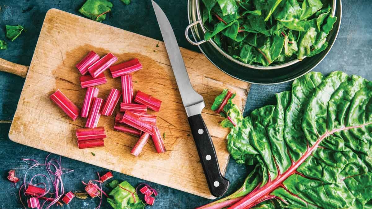 Las acelgas y otras verduras de hoja oscura son ricas en magnesio
