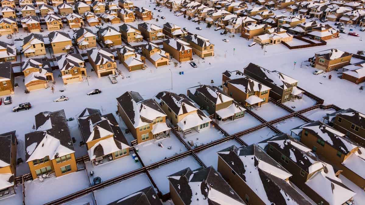Un barrio suburbano sin energía durante la tormenta de invierno Uri, febrero de 2021
