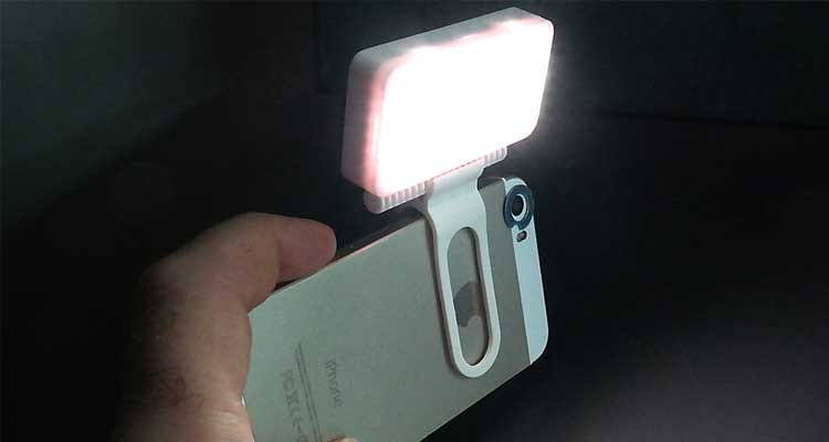 This camera accessories photo shows a Xuma Mobile LED kit mounted on an iPhone 5s.