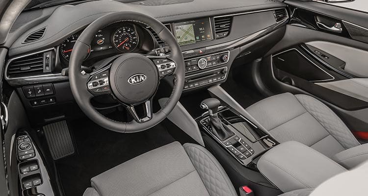 2017 Kia Cadenza interior