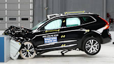 IIHS moderate overlap crash test of Volvo XC60
