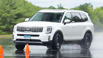 Kia Telluride going through the wet tire test course at CR's Auto Test Center.