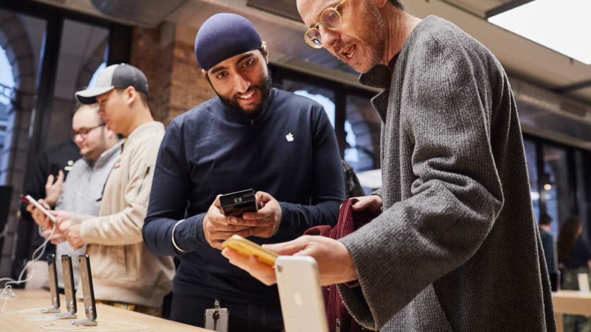 people shopping for iPhones at Apple store