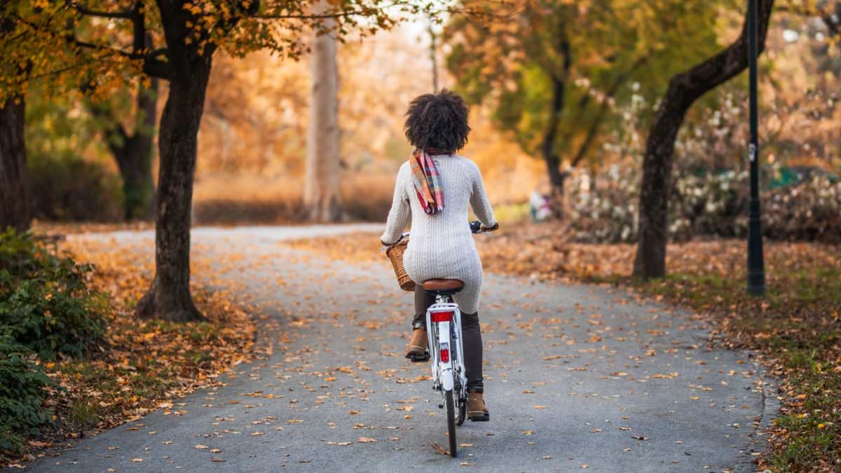 woman bike  no helmet