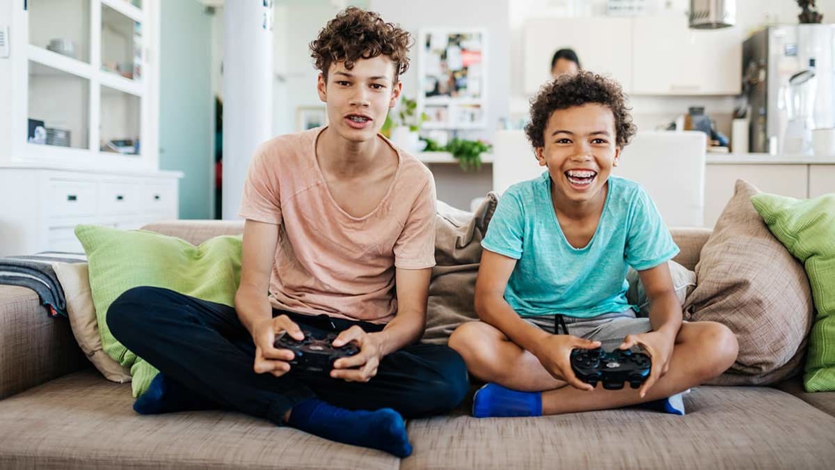2 kids playing video games