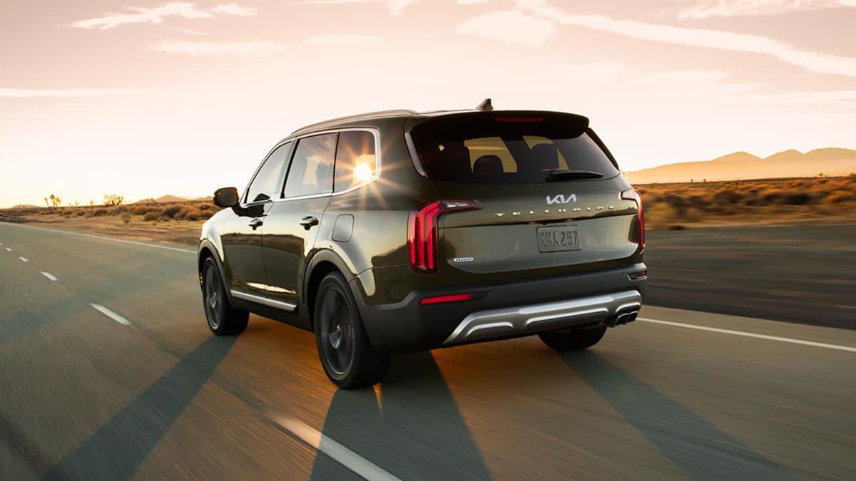 View of the the rear of a Kia Telluride driving