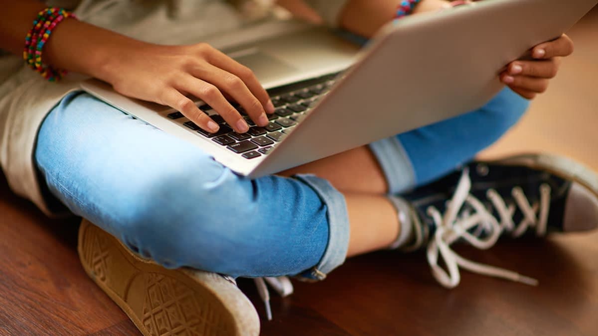 kid using a laptop