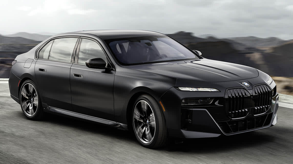 2023 BMW 760i xDrive driving
