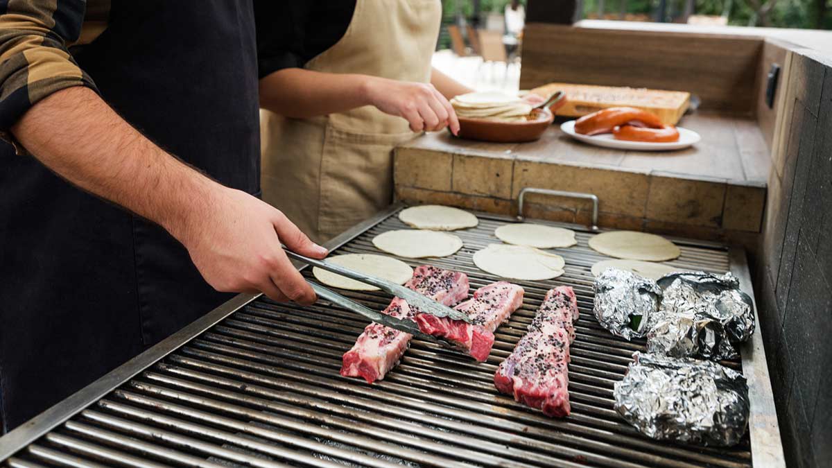 Person grilling carne asada