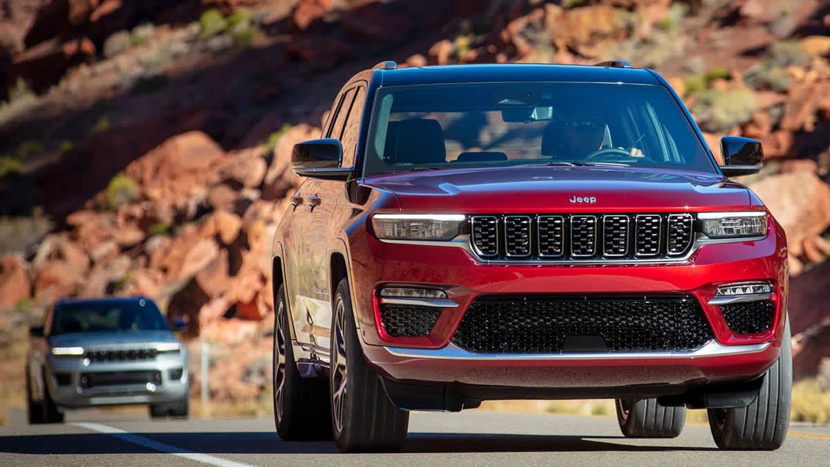 2022 Jeep Grand Cherokees driving