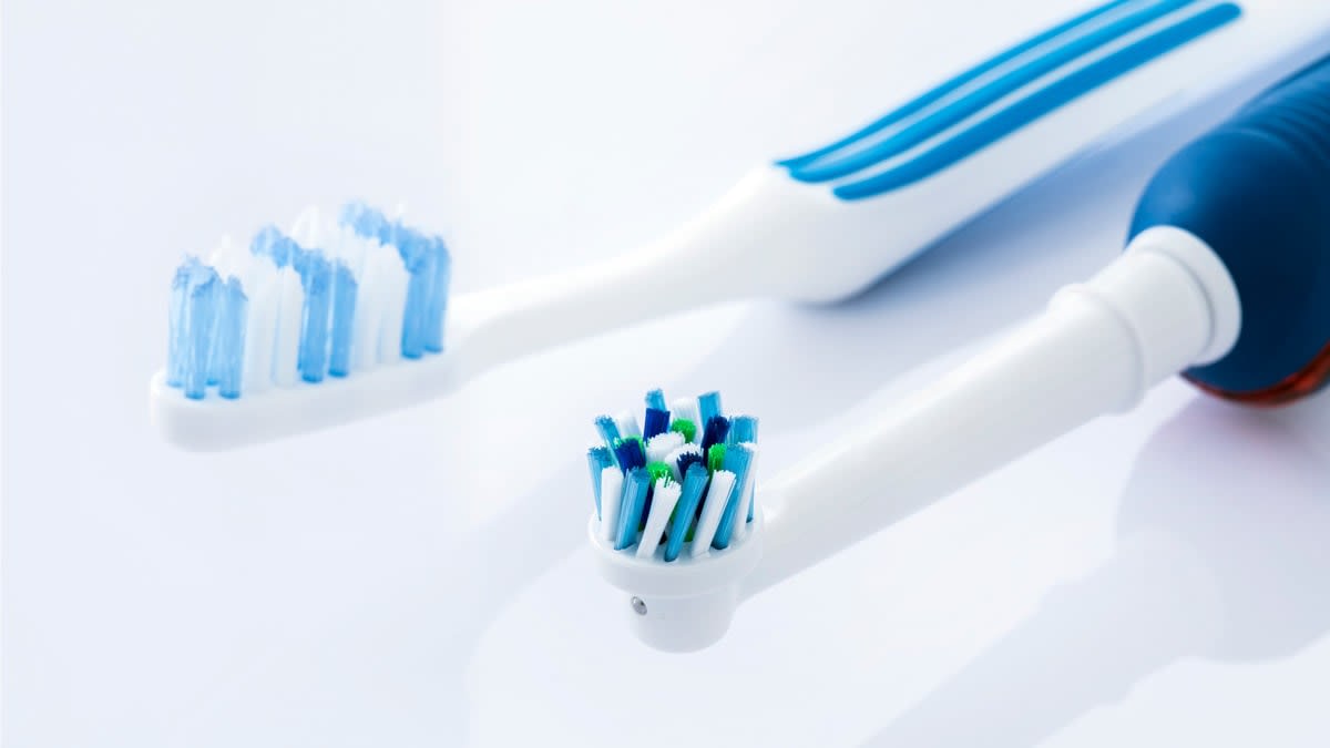 Manual toothbrush and electric toothbrush