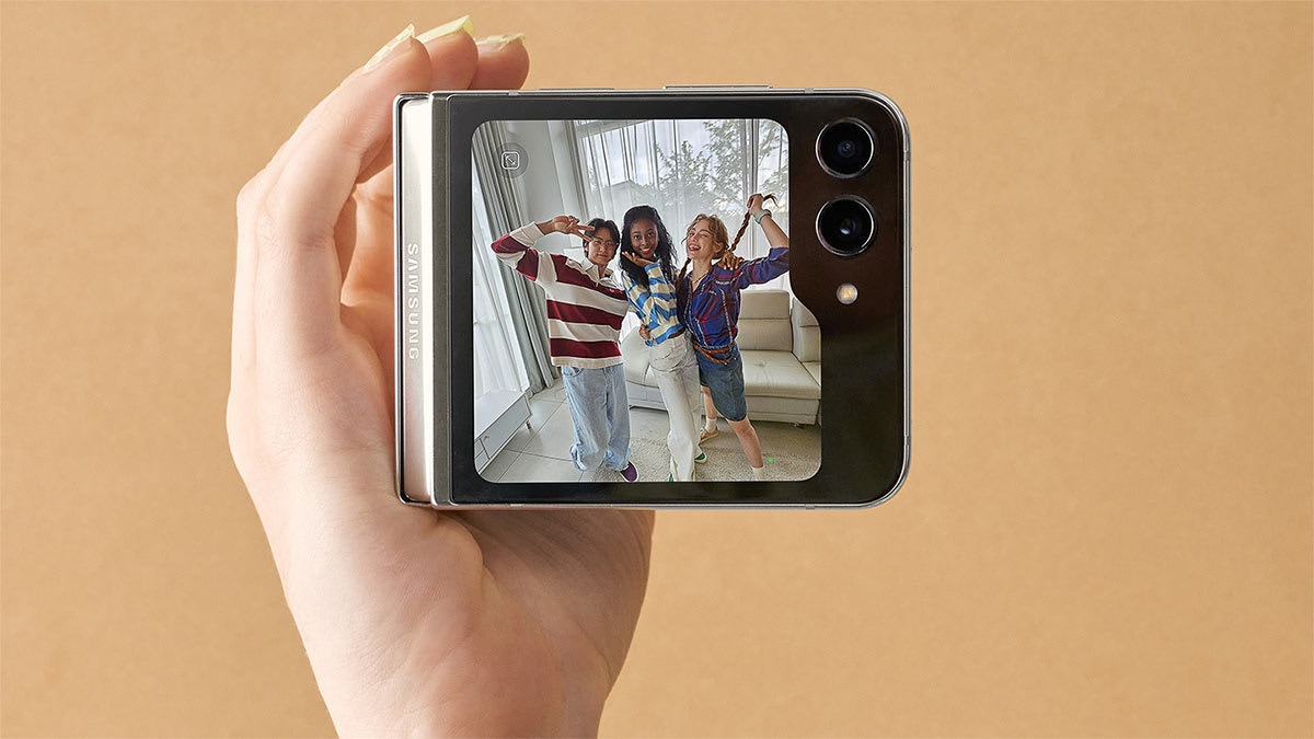 Hand holding the Samsung Galaxy Flip 5