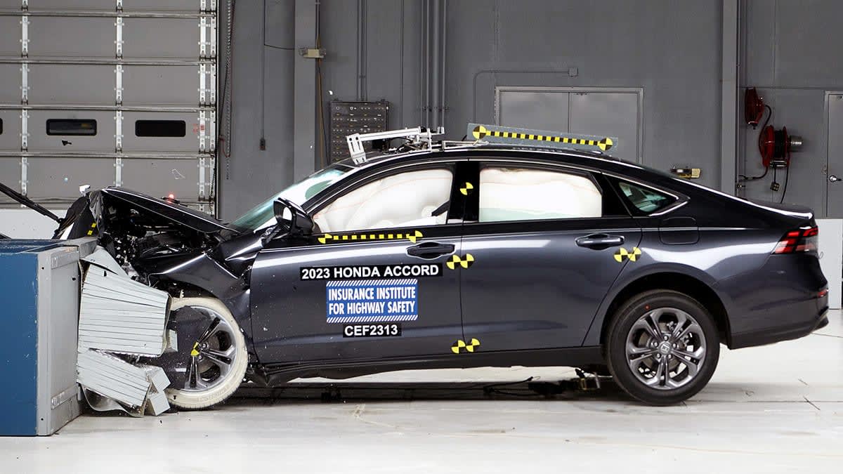 IIHS moderate overlap front crash test of Honda Accord