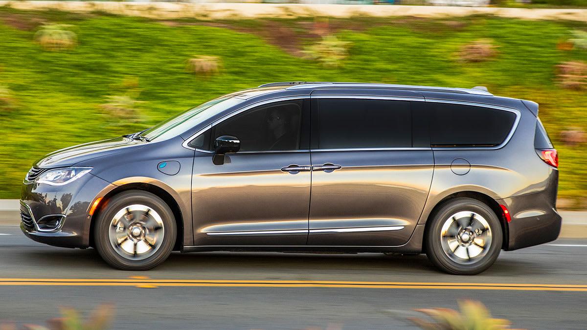 2018 Chrysler Pacific PHEV driving