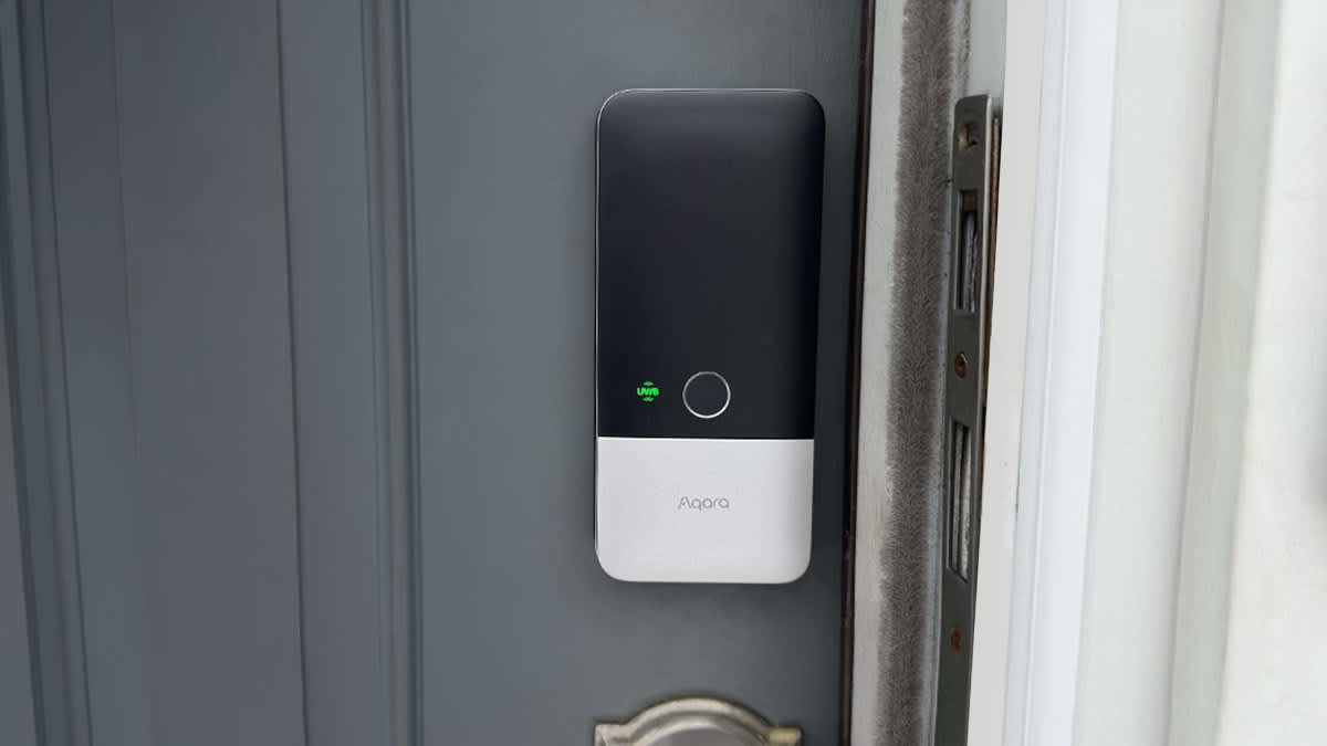 The Aqara Smart Lock U400 installed on a front door.