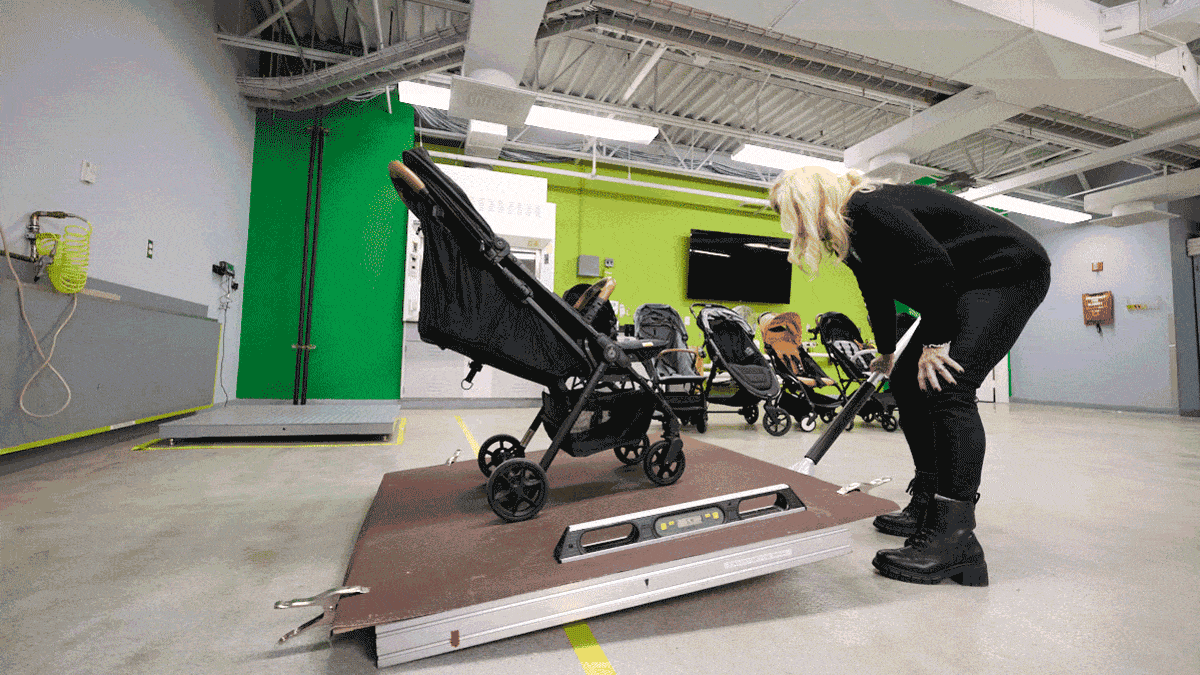 Zoe’s The Traveler stroller tipping backward while carrying the maximum claimed weight in a reclined position while facing uphill on an incline.