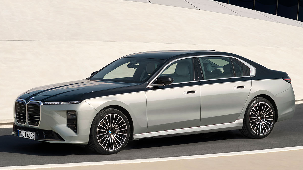 2027 BMW 7 Series front, side