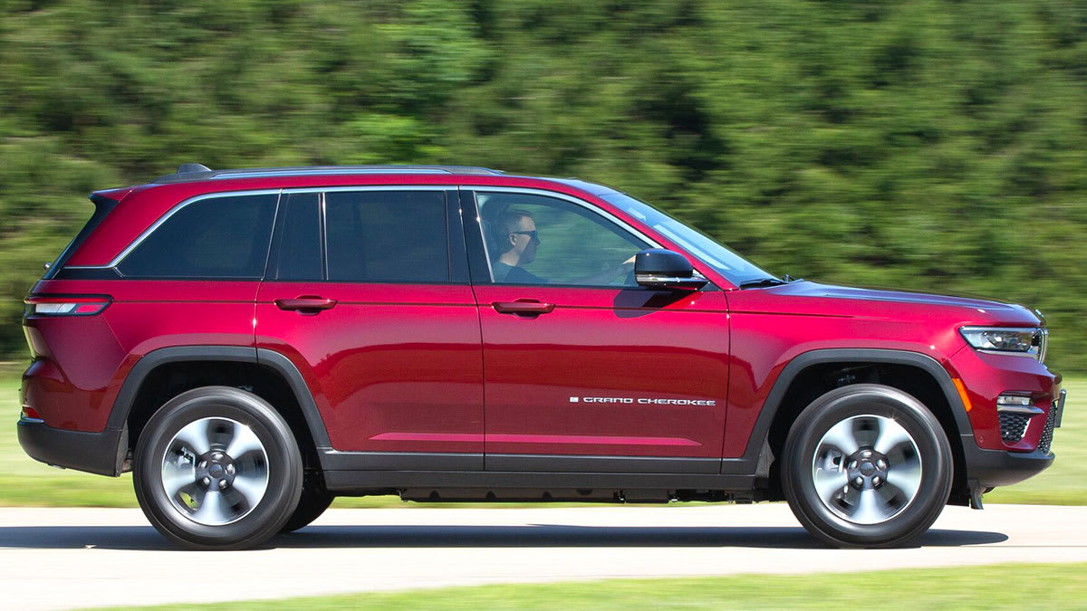 2023 Jeep Grand Cherokee 4XE driving at CR's Auto Test Center