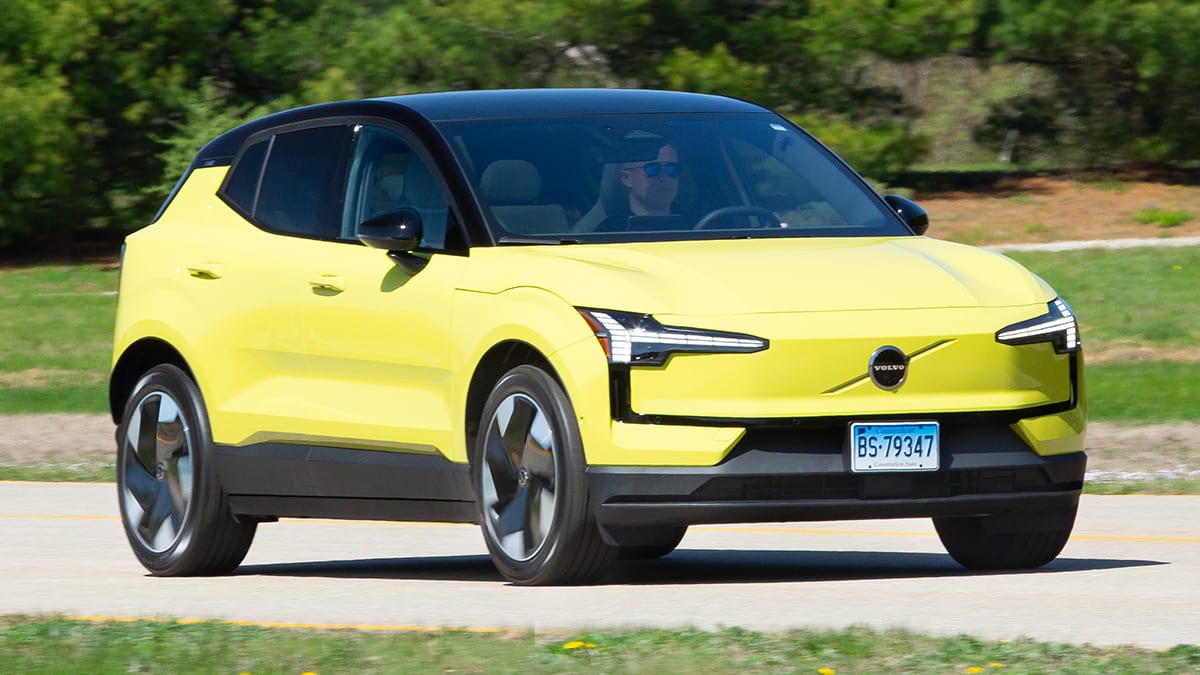 しろ　EV-30 2025 Volvo EX30 starts US deliveries, $36,245 base version