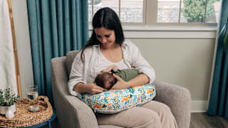 How to Choose a Nursing Pillow and Use It Safely