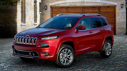 2018 Jeep Cherokee, front static, in front of a garage
