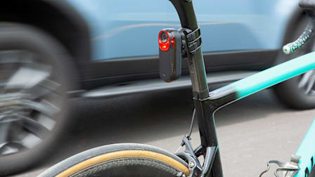 Bike radar taillight Garmin Varia RCT715 with car passing
