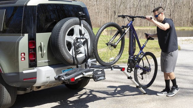 Loading a platform bike rack from Thule with bikes