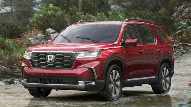 2023 Honda Pilot driving in the rain