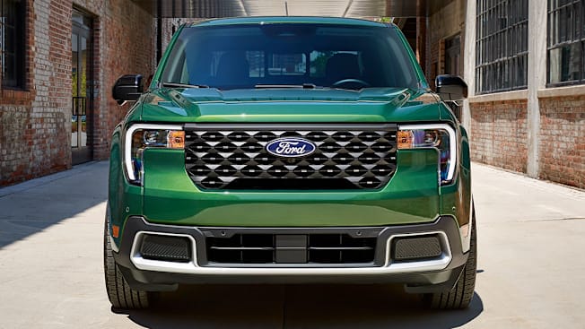 2025 Ford Maverick Lariat, front perspective in alley