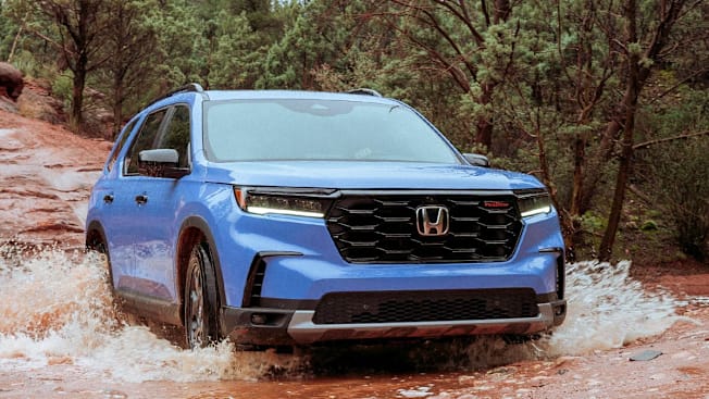 2023 Honda Pilot TrailSport splashing off road