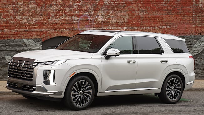 2025 Hyundai Palisade parked in a city