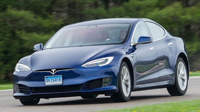 blaues Tesla Model S auf der Straße