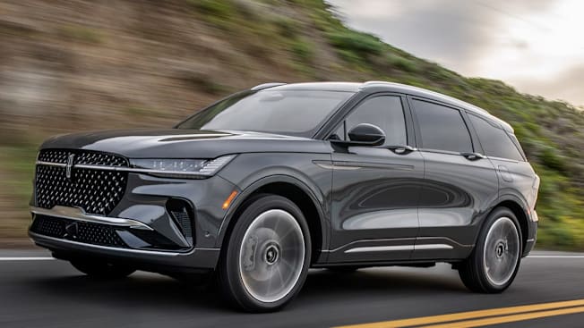 2024 Lincoln Nautilus front driving