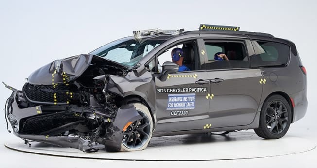 IIHS moderate overlap front crash test 2023 Chrysler Pacifica