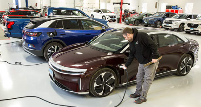 Mike Crossen lädt Elektrofahrzeuge in der ATC-Garage