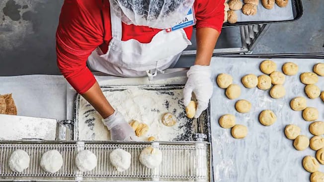 An employee at Texas-based H-E-B making tortillas