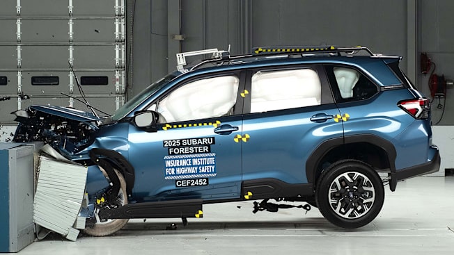 2025 Subaru Forester in IIHS' moderate overlap front crash test