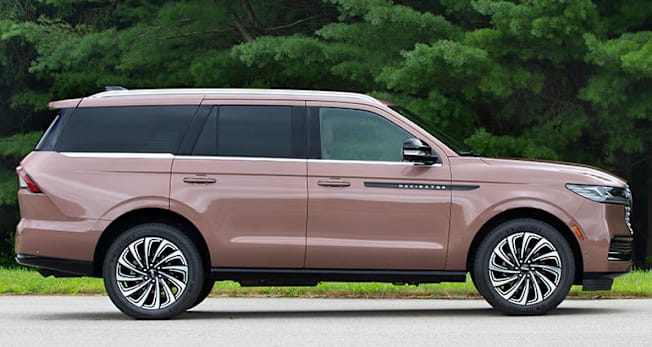 A view of the side of the 2025 Lincoln Navigator.