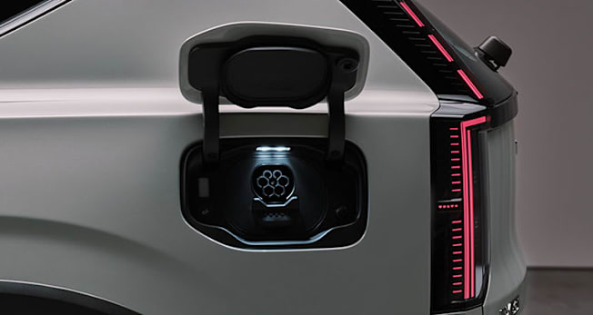 2027 Volvo EX60 EV plug