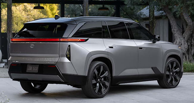 2027 Toyota Highlander Limited rear, static