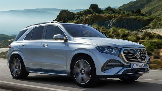 2027 Mercedes-Benz GLE front driving