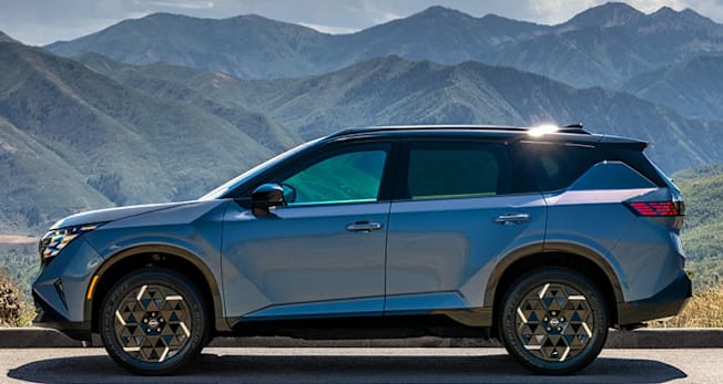 2027 Nissan Rogue Hybrid SR, side