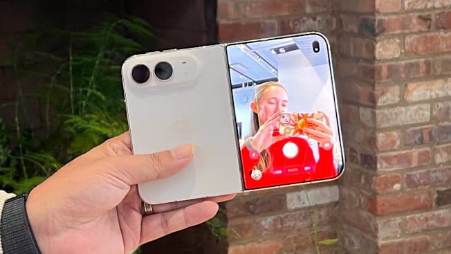 iPhone Duo selfie display.