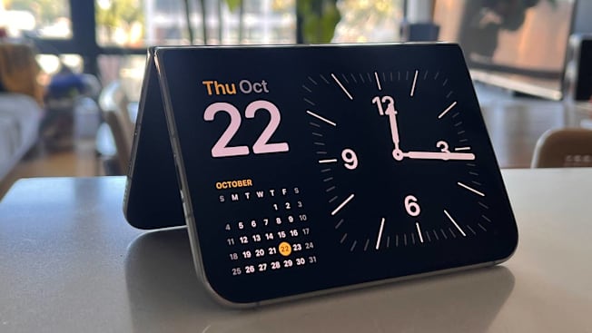 Calendar and clock displayed on iPhone Duo.