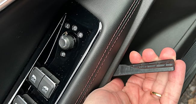 Jeep Wagoneer S manual door release