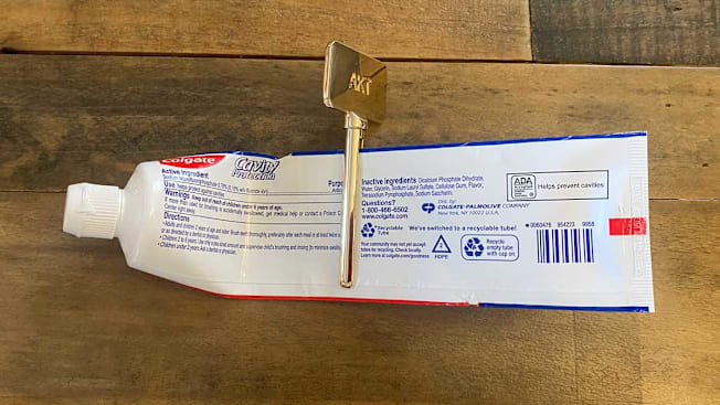 Akt The Assistant cover